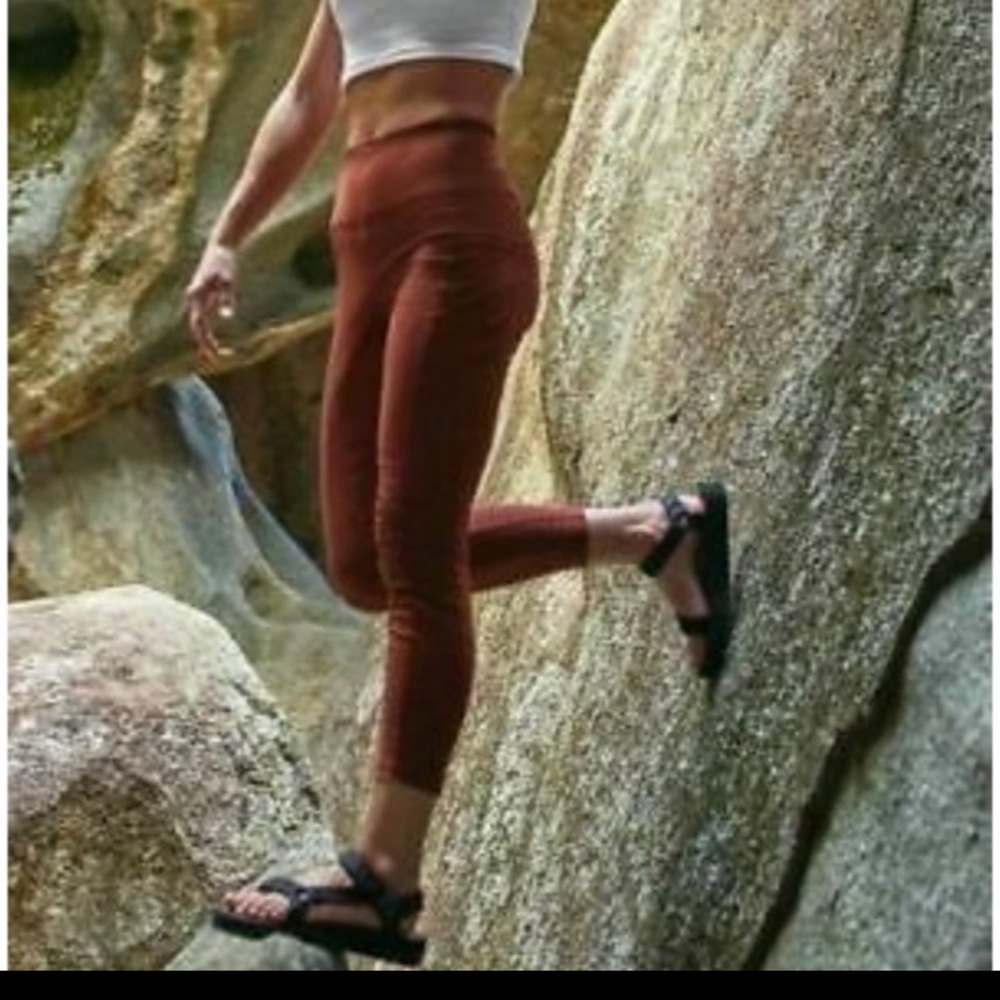 Athleta Trekkie Hybrid Crop